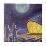 Außerirdischen zur Vintagen Science Fiction auf de Fliese<br><div class="desc">Vintage Illustration futuristische Science Fiction Außerirdischen und Roboter im Weltraumbild. Ein klassisches Comic-Buch-Design mit freundlichen Alien-Astronauten auf einem fremden Planeten oder Mond auf einer Raumstation,  die auf der Erde herauf und winkt. Sterne funkeln am Nachthimmel.</div>