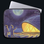 Außerirdischen zur Vintagen Science Fiction auf de Laptopschutzhülle<br><div class="desc">Vintage Illustration futuristische Science Fiction Außerirdischen und Roboter im Weltraumbild. Ein klassisches Comic-Buch-Design mit freundlichen Alien-Astronauten auf einem fremden Planeten oder Mond auf einer Raumstation,  die auf der Erde herauf und winkt. Sterne funkeln am Nachthimmel.</div>