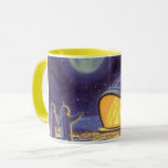 Außerirdischen zur Vintagen Science Fiction auf de Tasse<br><div class="desc">Vintage Illustration futuristische Science Fiction Außerirdischen und Roboter im Weltraumbild. Ein klassisches Comic-Buch-Design mit freundlichen Alien-Astronauten auf einem fremden Planeten oder Mond auf einer Raumstation,  die auf der Erde herauf und winkt. Sterne funkeln am Nachthimmel.</div>