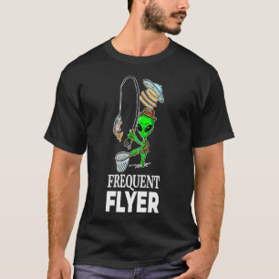 Außerirdischer Fliegenfischer fängt Forelle aus de T-Shirt