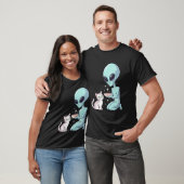 Außerirdischer füttert Katze T-Shirt (Unisex)
