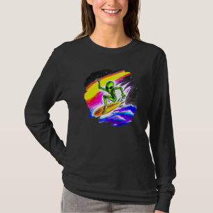 Außerirdischer surft im Weltraum auf einem Kometen T-Shirt