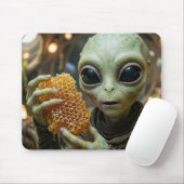 Außerirdisches Alien-Wesen mit Honigwabe Mousepad (Mit Mouse)