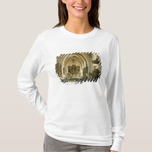 Aussicht auf das Innere der Kirche mit T-Shirt