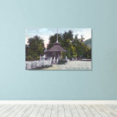 Aussicht auf das Old Well House am Blue Lake Leinwanddruck (Insitu (Holzboden))