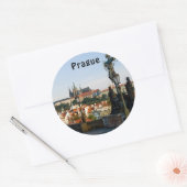 Aussicht auf das Schloss von der Karlsbrücke in Pr Runder Aufkleber (Umschlag)