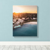 Aussicht auf den Hotelkomplex am Strand Leinwanddruck (Insitu (Holzboden))