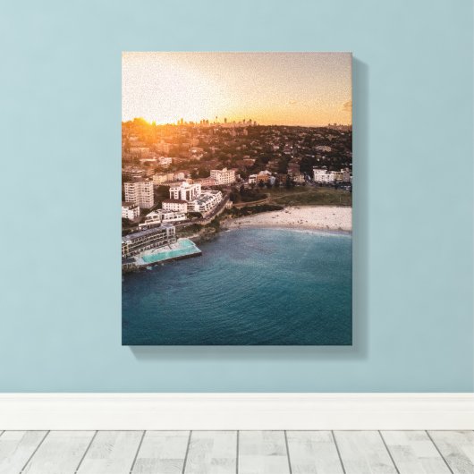 Aussicht auf den Hotelkomplex am Strand Leinwanddruck (Insitu (Holzboden))