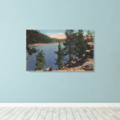 Aussicht auf den See durch die Pinien Leinwanddruck (Insitu (Holzboden))
