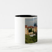 Aussicht auf den Vitus-Dom, Prag, Tschechien Zweifarbige Tasse (Mittel)