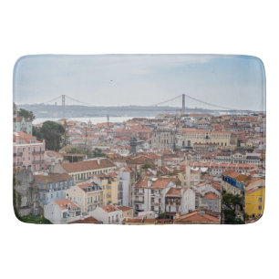 Aussicht auf die Altstadt von Lissabon und die Brü Badematte