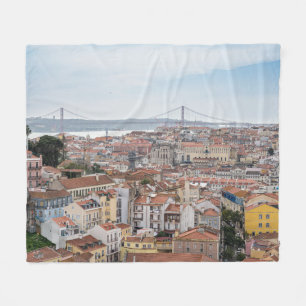 Aussicht auf die Altstadt von Lissabon und die Brü Fleecedecke