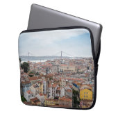 Aussicht auf die Altstadt von Lissabon und die Brü Laptopschutzhülle (Vorderseite Links)
