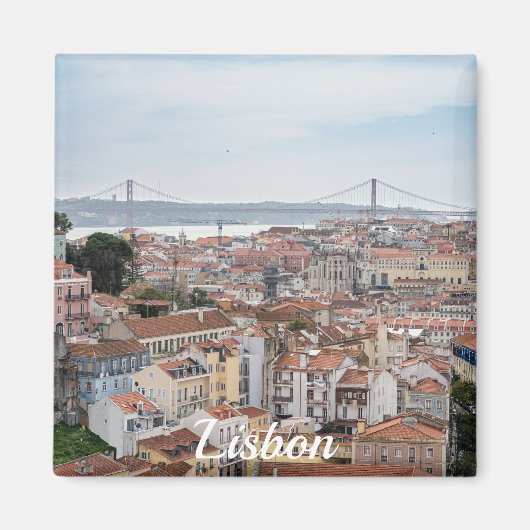 Aussicht auf die Altstadt von Lissabon und die Brü Magnet (Vorne)