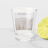 Aussicht auf die Altstadt von Lissabon und die Brü Schnapsglas (Rückseite)