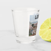 Aussicht auf die Altstadt von Lissabon und die Brü Schnapsglas (Links)