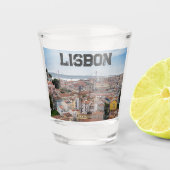 Aussicht auf die Altstadt von Lissabon und die Brü Schnapsglas (Vorderseite)