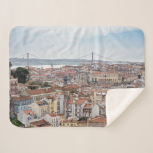 Aussicht auf die Altstadt von Lissabon und die Brü Sherpadecke