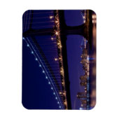 Aussicht auf die Brücke von Manhattan in der Nacht Magnet (Vertikal)
