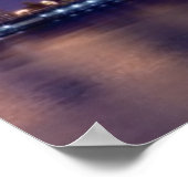 Aussicht auf die Brücke von Manhattan in der Nacht Poster (Ecke)