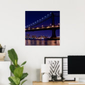 Aussicht auf die Brücke von Manhattan in der Nacht Poster (Heimbüro)