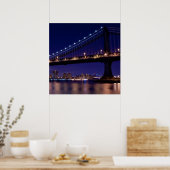 Aussicht auf die Brücke von Manhattan in der Nacht Poster (Küche)