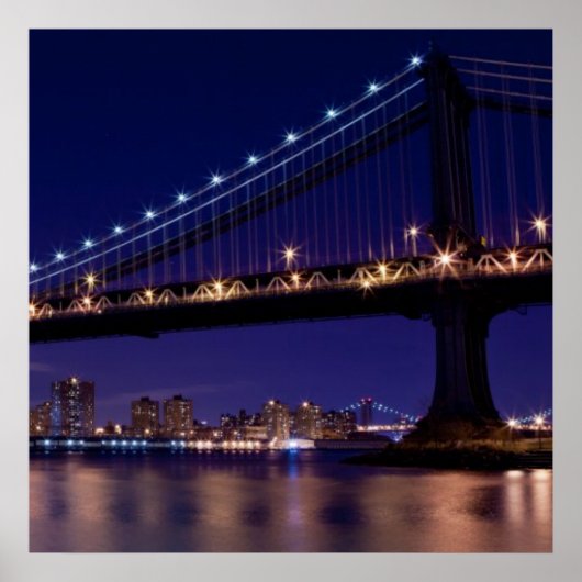 Aussicht auf die Brücke von Manhattan in der Nacht Poster (Vorne)