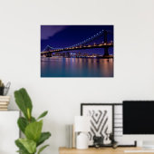 Aussicht auf die Brücke von Manhattan in der Nacht Poster (Heimbüro)