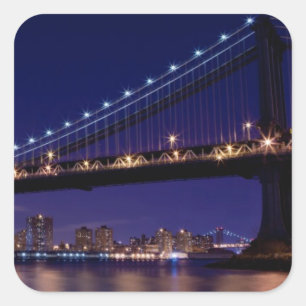 Aussicht auf die Brücke von Manhattan in der Nacht Quadratischer Aufkleber
