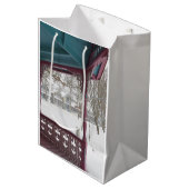 Aussicht auf die Bucht - Martha's Vineyard Mittlere Geschenktüte (Vorderseite Schrägansicht)