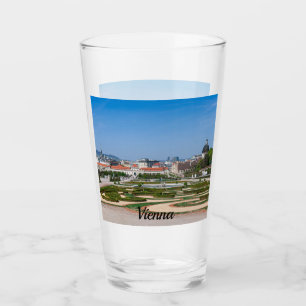 Aussicht auf die Gärten in der Nähe des Palastes L Glas