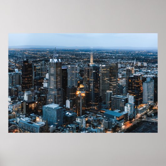 AUSSICHT AUF DIE GEBÄUDE DER STADT WÄHREND DER NAC POSTER (Vorne)