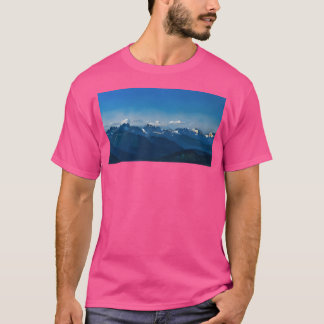 Aussicht auf die kaskadierten Berge (Ölgemälde) T-Shirt