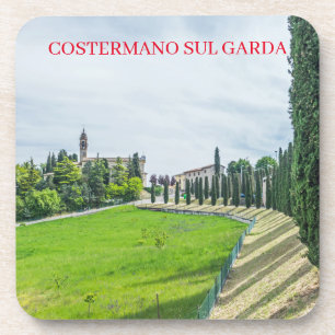 Aussicht auf die Kirche des italienischen Dorfes U Getränkeuntersetzer