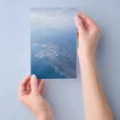 Aussicht auf die Küste durch das Fenster des Flugz Flyer (Handgriff)