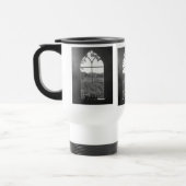 Aussicht auf die Landschaft aus dem Kirchenfenster Reisebecher (Links)