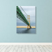 Aussicht auf die Mackinac-Brücke vom Lake Michigan Leinwanddruck (Insitu (Holzboden))