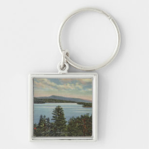Aussicht auf die Pine Clad Ufer des Sees Schlüsselanhänger