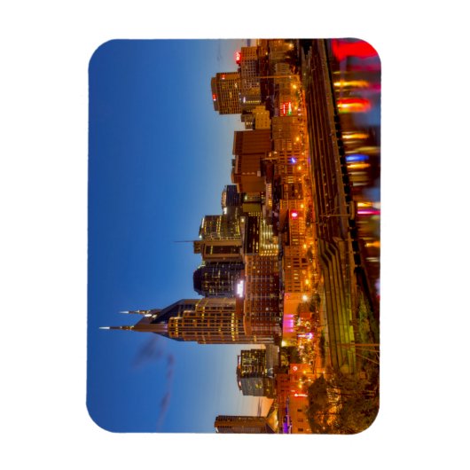 Aussicht auf die Skyline der Stadt bei Dämmerung Magnet (Vertikal)