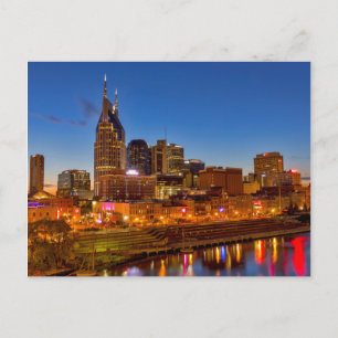 Aussicht auf die Skyline der Stadt bei Dämmerung Postkarte