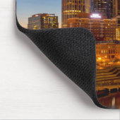 Aussicht auf die Skyline der Stadt bei Nacht Mousepad (Ecke)