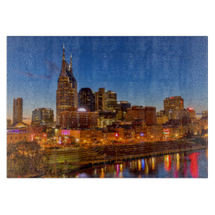 Aussicht auf die Skyline der Stadt bei Nacht Schneidebrett