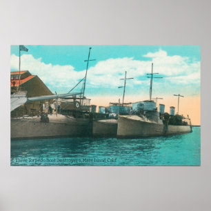 Aussicht auf drei Torpedo-Bootzerstörer im Dock Poster