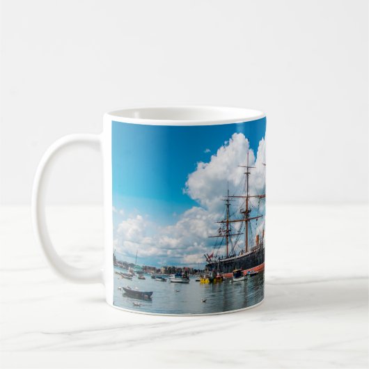 Aussicht auf eine Viktorianische Panzerfledermaus Kaffeetasse (Links)