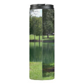 Aussicht auf einen kleinen See Thermosbecher (Rückseite)