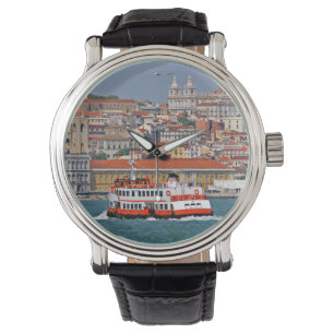 Aussicht auf Lissabon mit alter Fähre auf dem Flu Armbanduhr