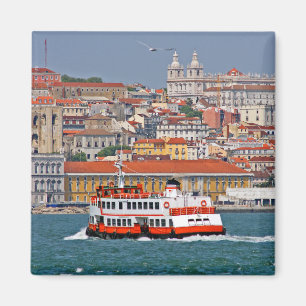 Aussicht auf Lissabon mit alter Fähre auf dem Flu Magnet