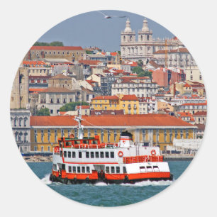 Aussicht auf Lissabon mit alter Fähre auf dem Flus Runder Aufkleber