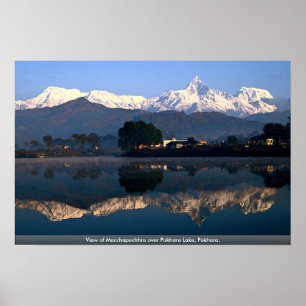 Aussicht auf Macchapuchach über Pokhara-See, Pokha Poster