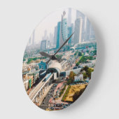 Aussicht auf Metrolinie und Wolkenkratzer Große Wanduhr (Winkel)